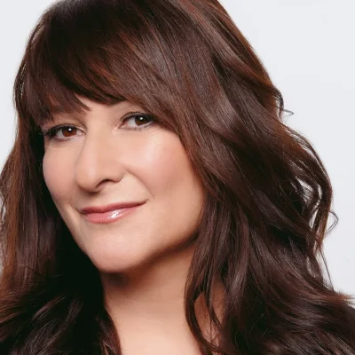 Kate Davis Keynote Speaker | Comedian | Podcast Host | Writer